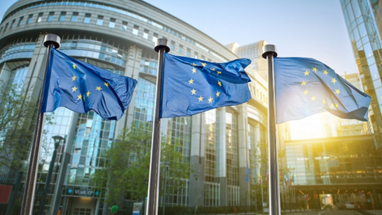 Tre flaggstänger med EU-flaggor