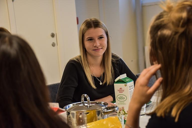 Samtal under måltid mellan elever på elevboendet.
