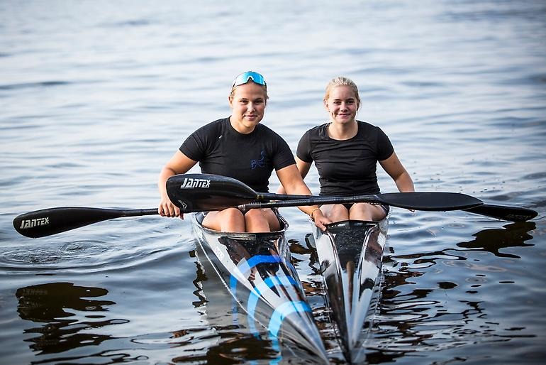 Två unga kanotister nöjda efter dagens pass.